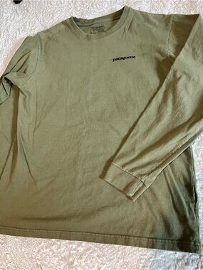 Patagonia Men’s Long-Sleeve Crew Tee in Olive. Size Small
